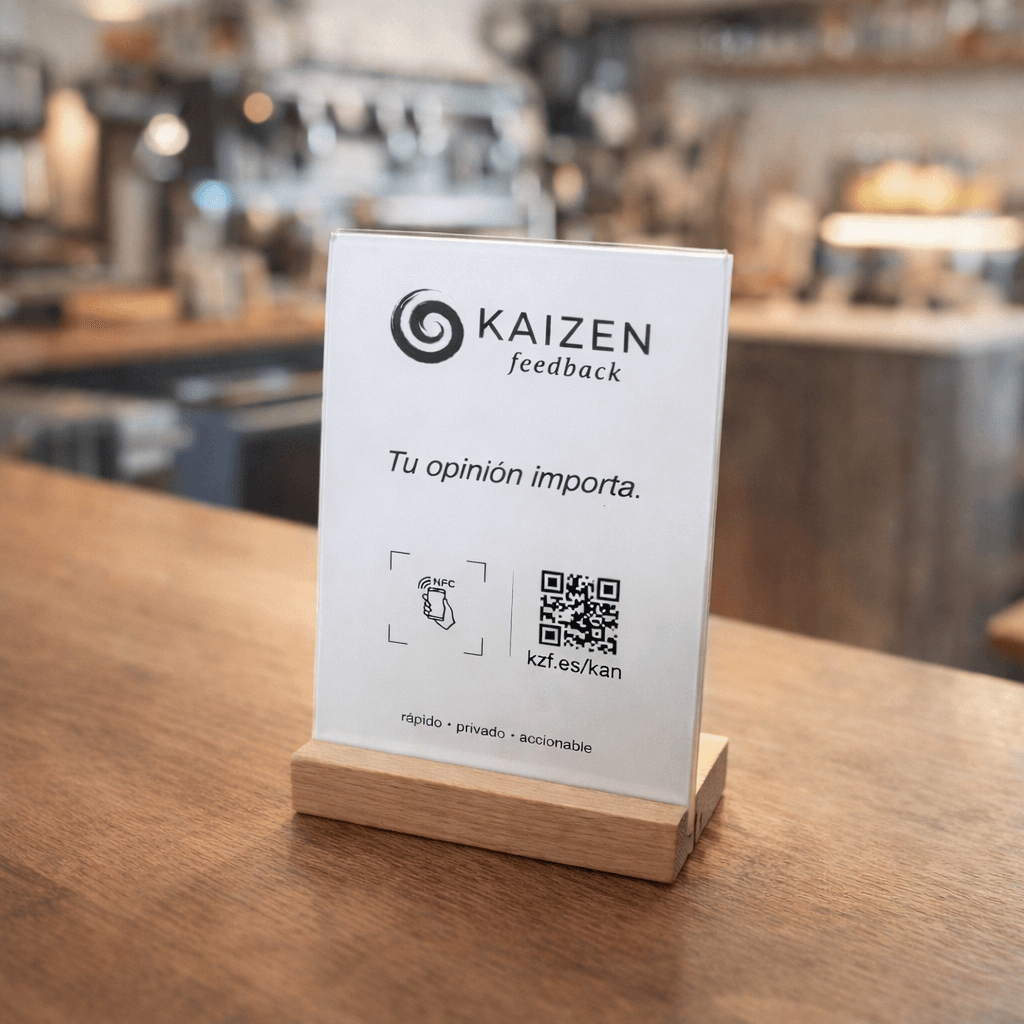 Expositor Kaizen Feedback con QR y NFC en la barra de un local